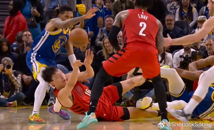 愿无大碍!杨瀚森后脑被勇士后卫理查德膝盖撞到,现已离场