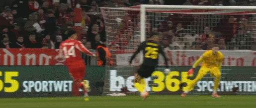 半场：拜仁0-0圣吉罗斯联合，比赛沉闷，诺伊尔救险