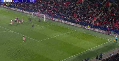 第44分钟，莱万禁区解围不慎将球打入自家球门，巴萨2-2被扳平