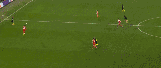 第63分钟，金玟哉拉人犯规，裁判出示第二张黄牌将其罚下