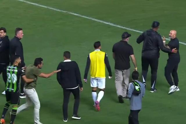 桑保利遭对手主帅当面嘲讽“身高矮”后，与对手爆发冲突