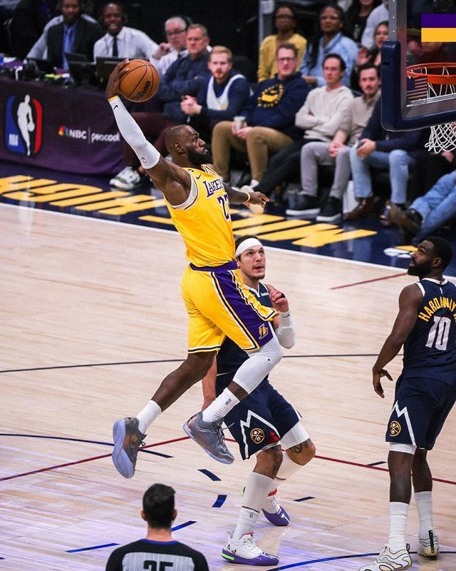 准三双+末节单臂战斧暴扣,詹姆斯15中8得19分9板8助,正负值+13