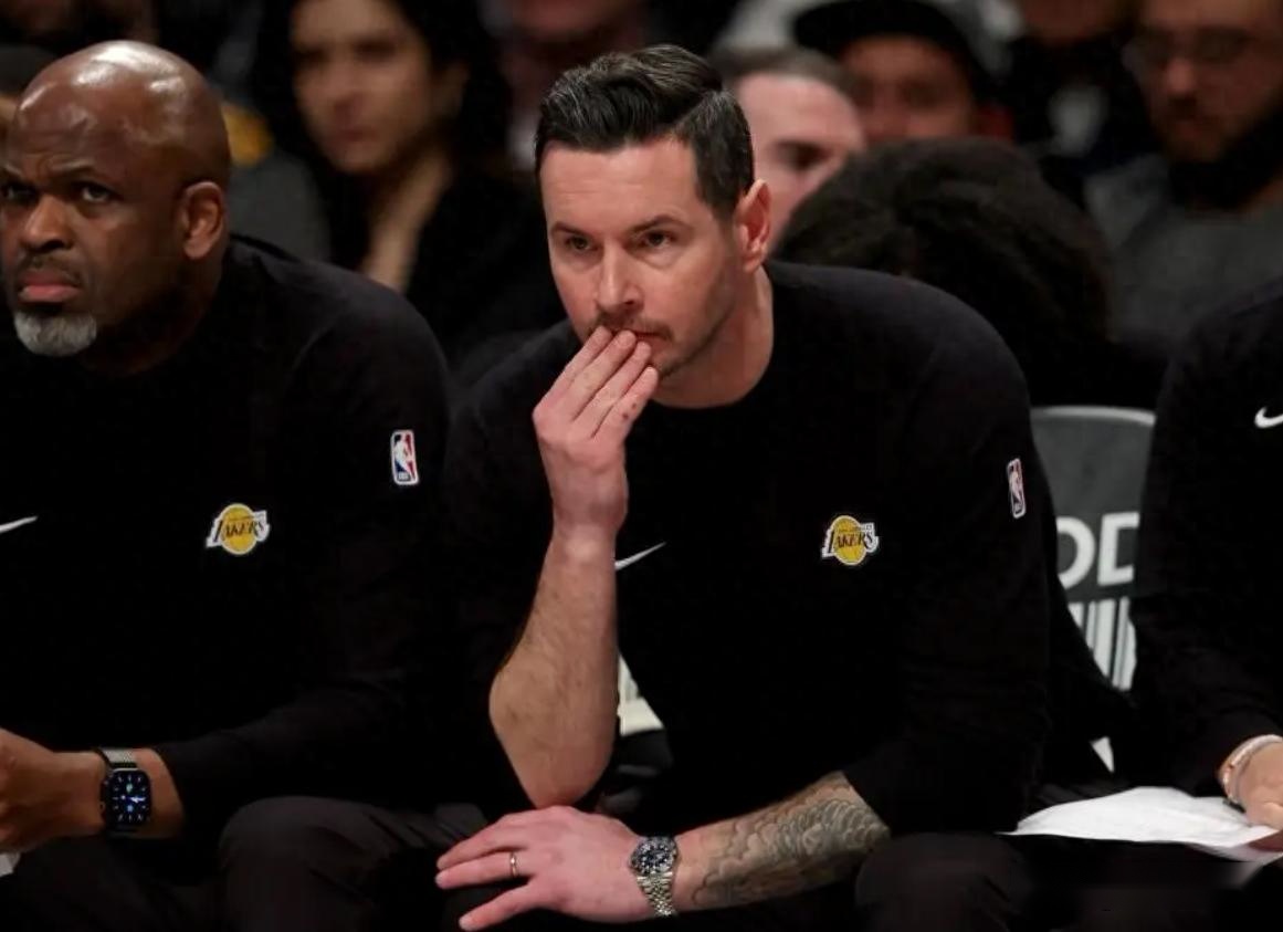 湖人3人末节摧毁比赛！雷迪克胡乱用人暂停，八村垒东契奇灾难性