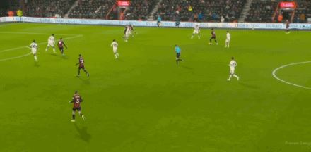 第33分钟，希尔送出直塞，希门尼斯推射穿裆入网！伯恩茅斯2-0利物浦