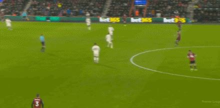 第26分钟，范戴克失误，斯科特助攻埃万尼尔松破门！伯恩茅斯1-0利物浦