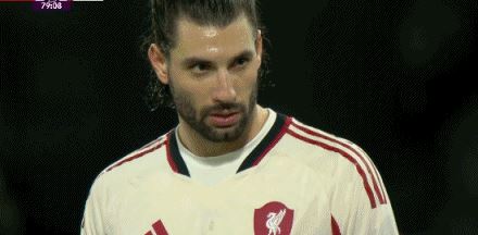 第80分钟，扳平！萨拉赫助攻，索博斯洛伊战术任意球破门，利物浦2-2