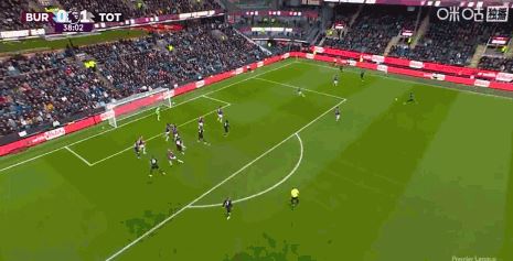 第38分钟，打破僵局，范德芬破门，热刺1-0