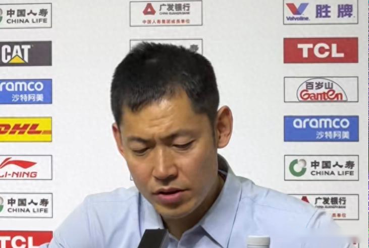 输广厦发布会！张庆鹏力挺罗汉琛，谈沈梓捷伤势，仍甩锅球员！