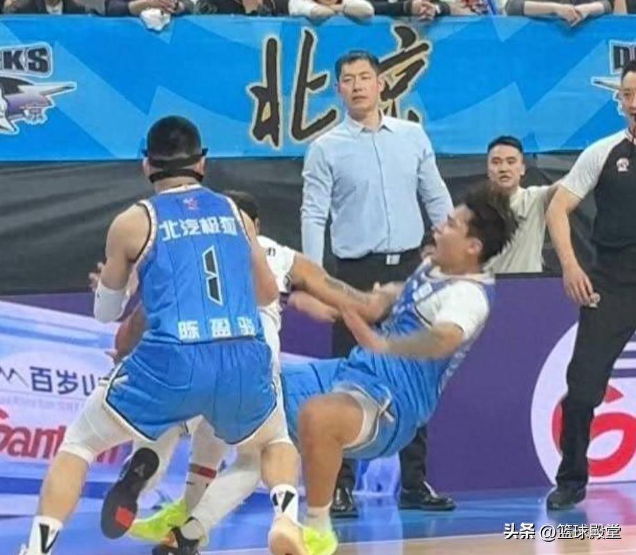 北京德比闫军成乐子！赵睿被肘击反而被吹阻挡犯规，还出现伤退！