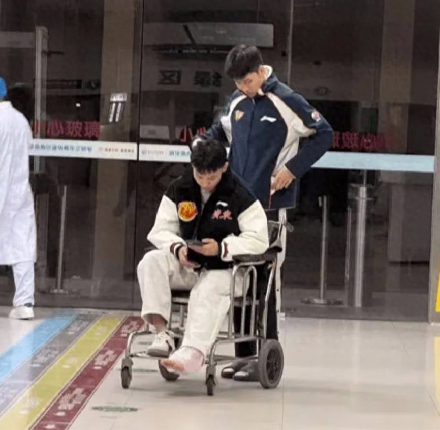 徐杰最终伤情公布！崴脚但骨头没问题，伤及旧伤部位依然有肿胀！