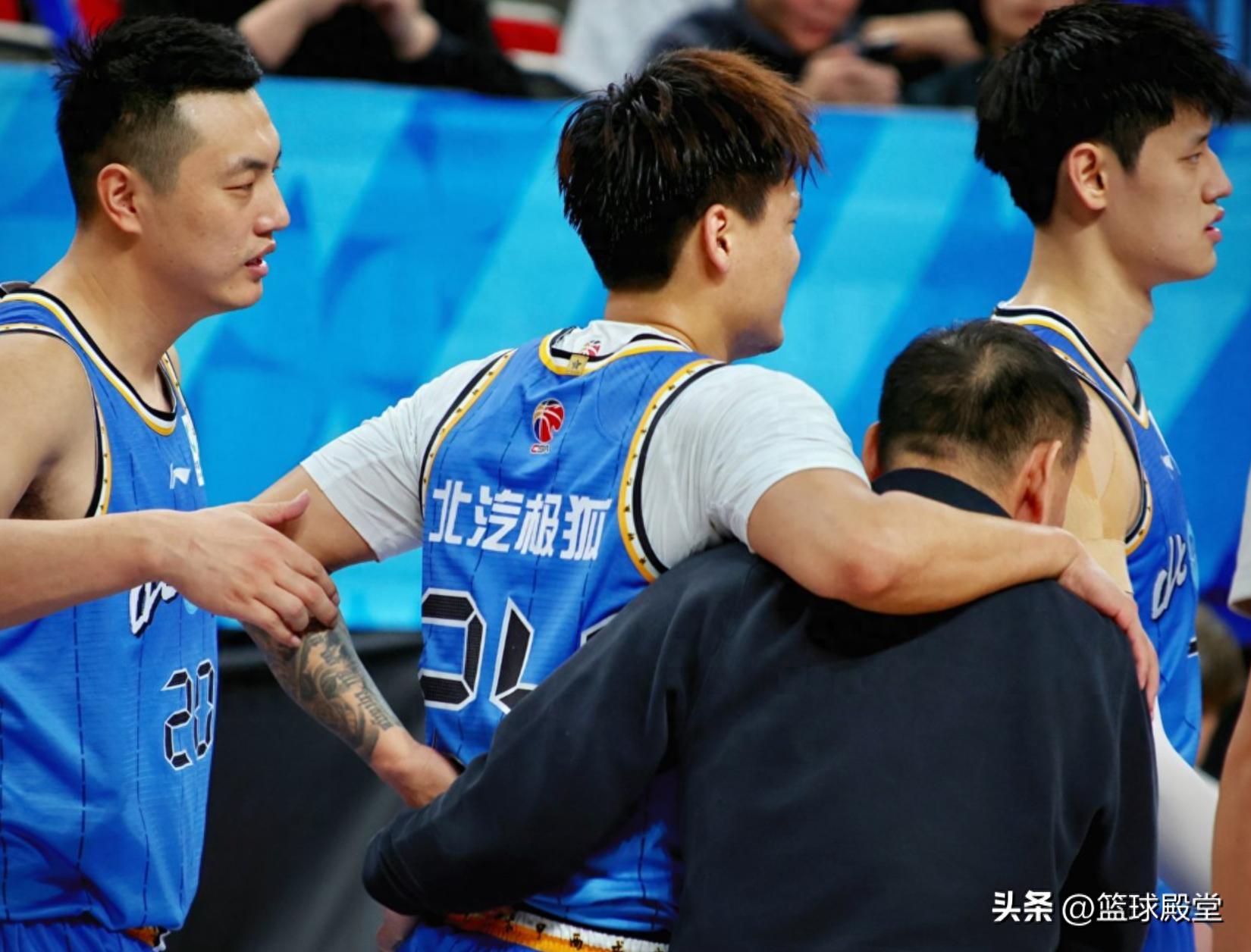 北京伤情更新！赵睿无大碍但腰肌损伤，方硕崴脚缺席1-2场！