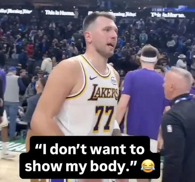 身材保密！东契奇婉拒当众换球衣：一会儿回去给你，我不想露出身体