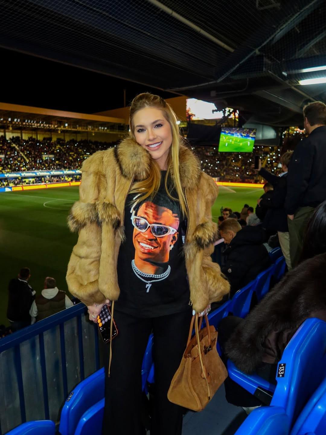 维尼修斯女友晒现场观看皇马比赛:看我家猫咪比赛并拿下胜利