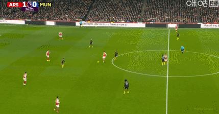 第36分钟，苏比门迪回传失误，姆伯莫笑纳大礼，曼联扳平比分1-1阿森纳！