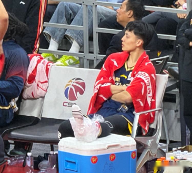 2球星伤情更新！粤记透露徐杰崴脚无大碍，京记曝赵睿赴医院检查