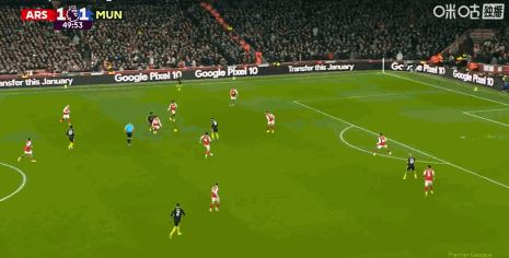 石破天惊！第50分钟，多古凌空抽射破门，曼联2-1反超阿森纳！