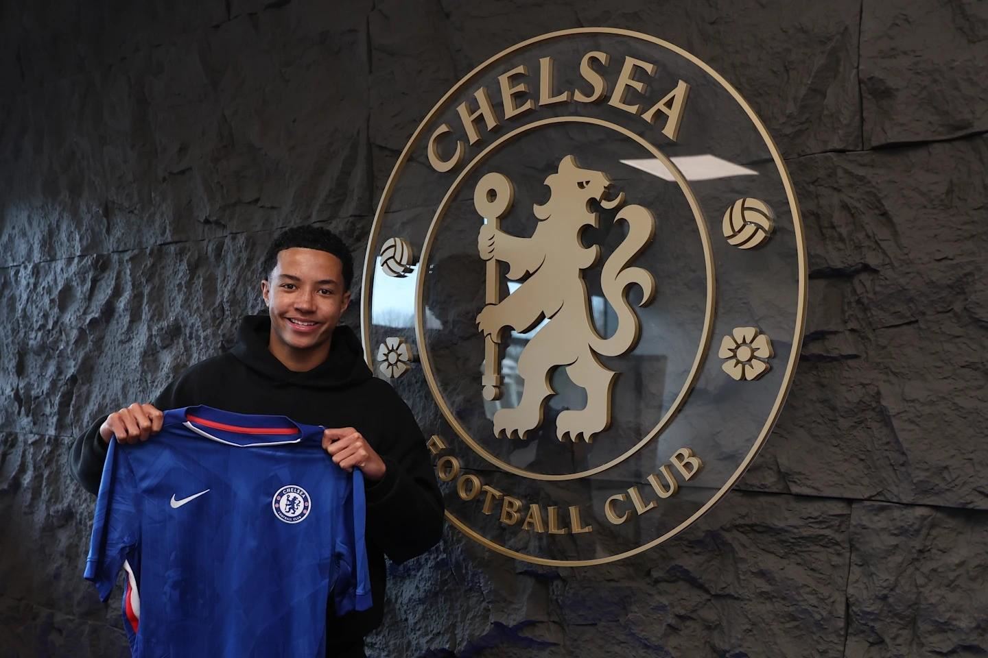 官方：切尔西签下17岁后卫阿拉奥，签约至2028年