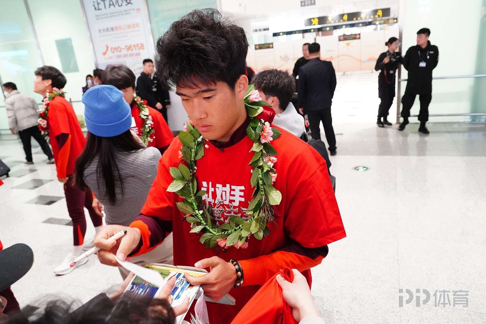 U23队员身着印有“让对手忌惮未来”字样的定制T恤