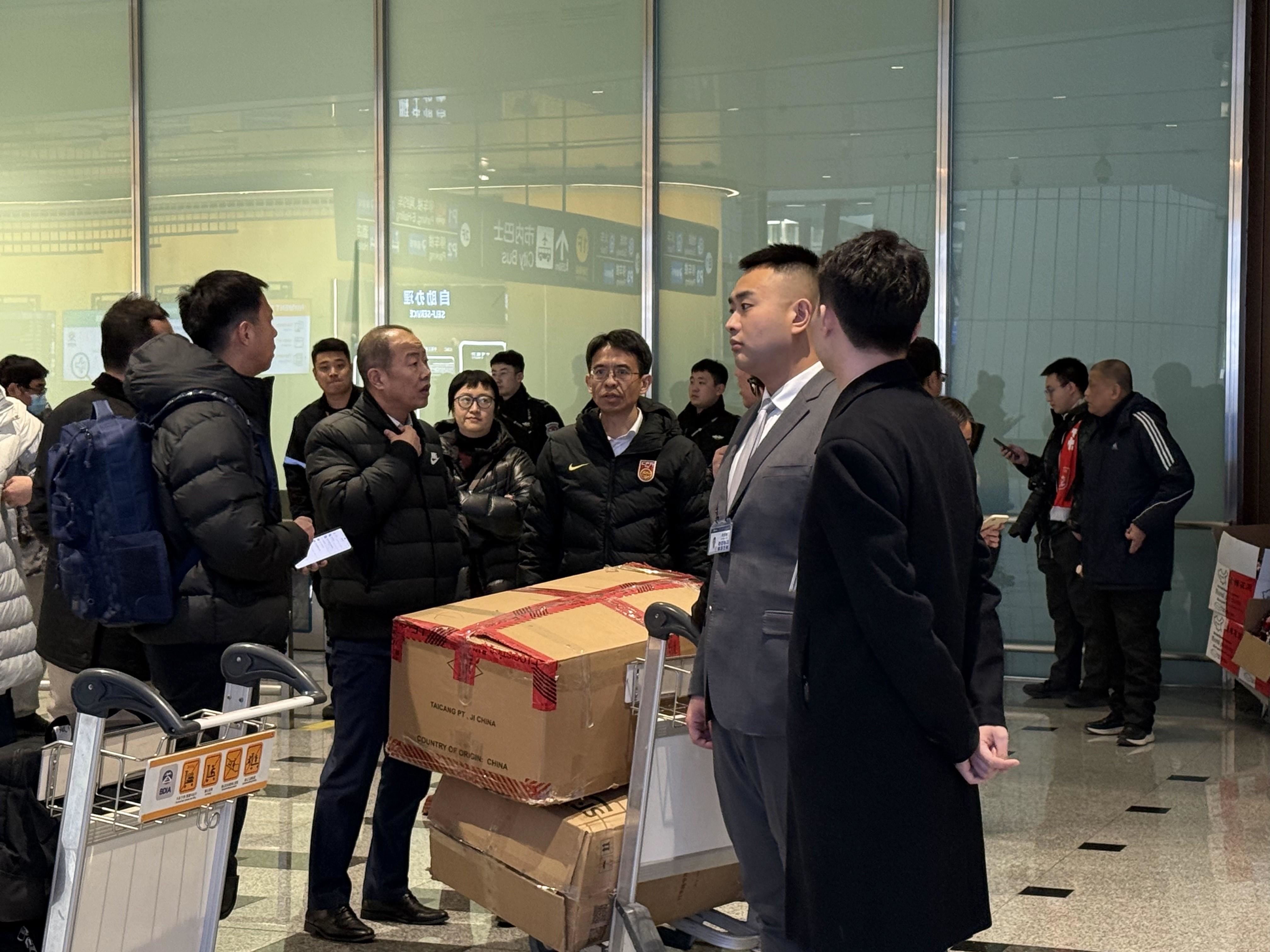 U23国足球员尚未走出出口,中国足协秘书长袁永清已在门口等候