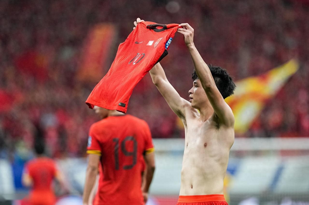 李玮锋怒批王钰栋:不配和武磊比!日本后卫都扛不动 踢不了德甲