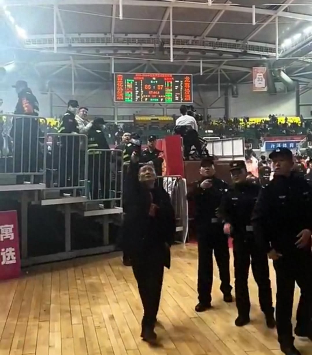 闹他输球吐口水，球队追诉被打脸，寡民心态可恶，CBA重罚逼整改