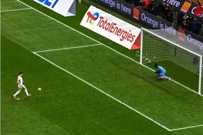 懂球译站 那个选择勺子点球的冒险者