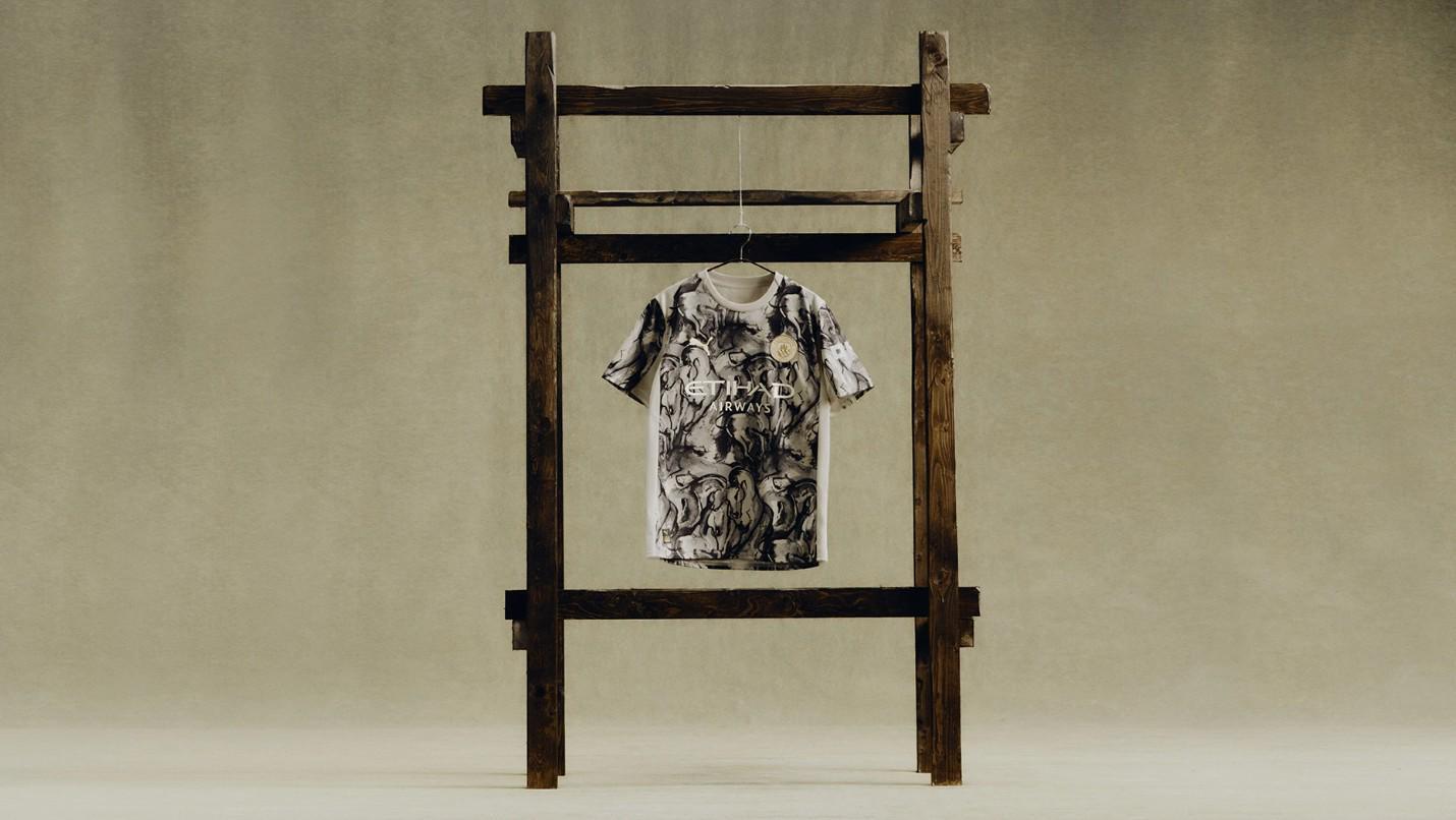 曼城发布马年球衣：受中国水墨画影响，附有素描风格马匹图案