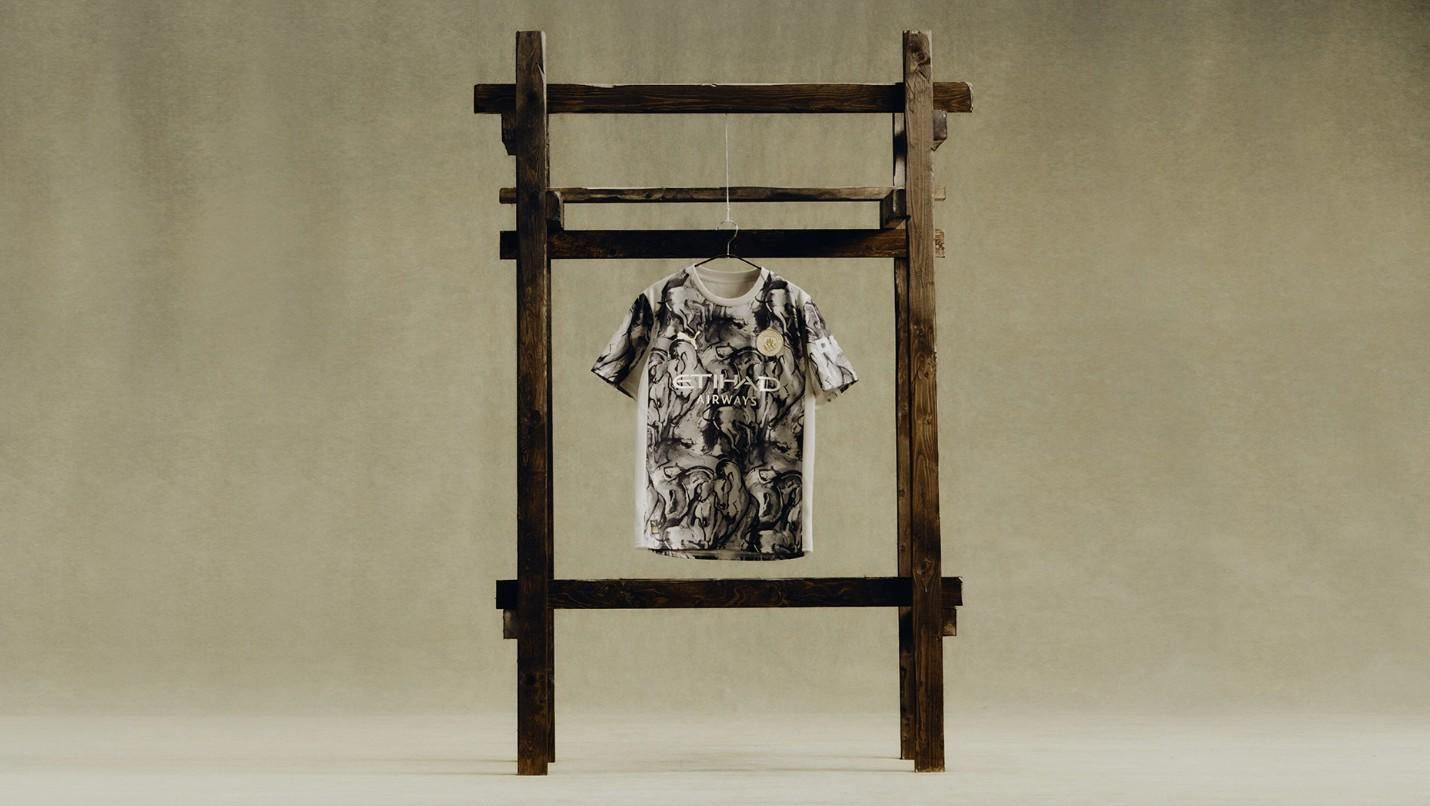 曼城发布马年球衣:受中国水墨画影响,附有素描风格马匹图案