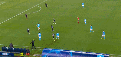  第33分钟，韦尔加拉突入禁区低射破门，那不勒斯1-1切尔西