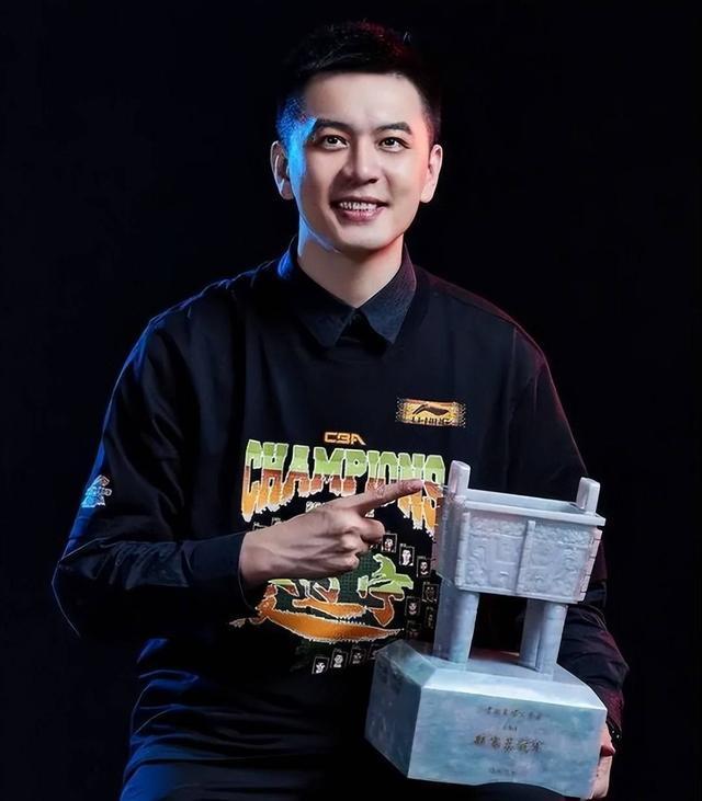  辽篮功勋主帅杨鸣荣誉：执教5个半赛季率队夺得三连冠+两亚