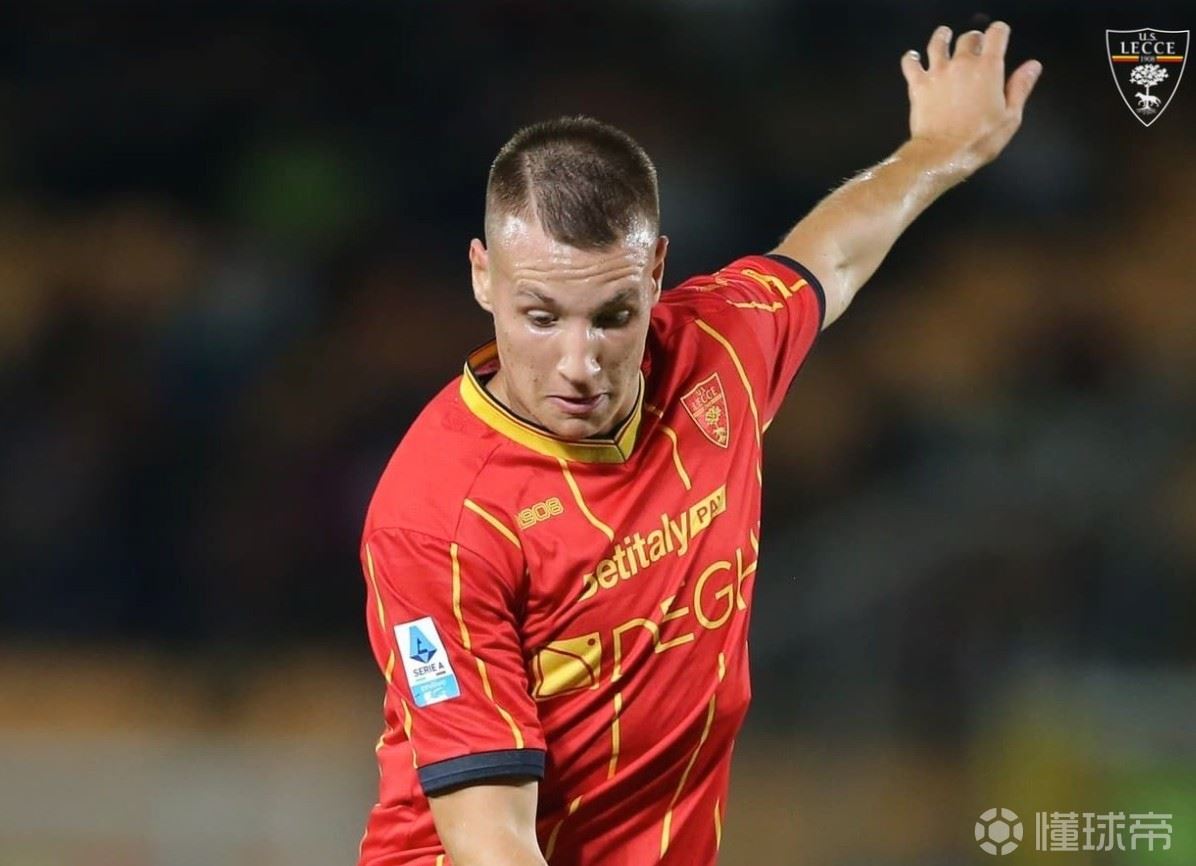 莱切官方：卡马尔达今天接受右肩手术；据悉球员将缺阵三个月