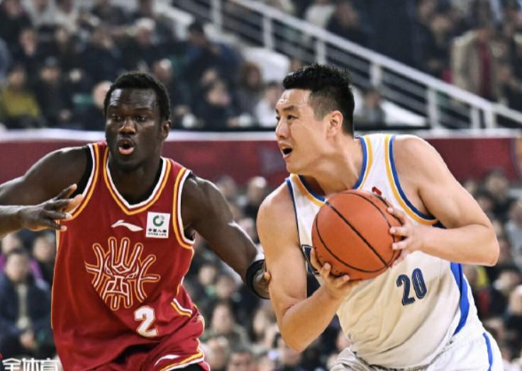  真拼了！媒体人：翟晓川双腿全有拉伤，绑着绷带坚持登场比赛