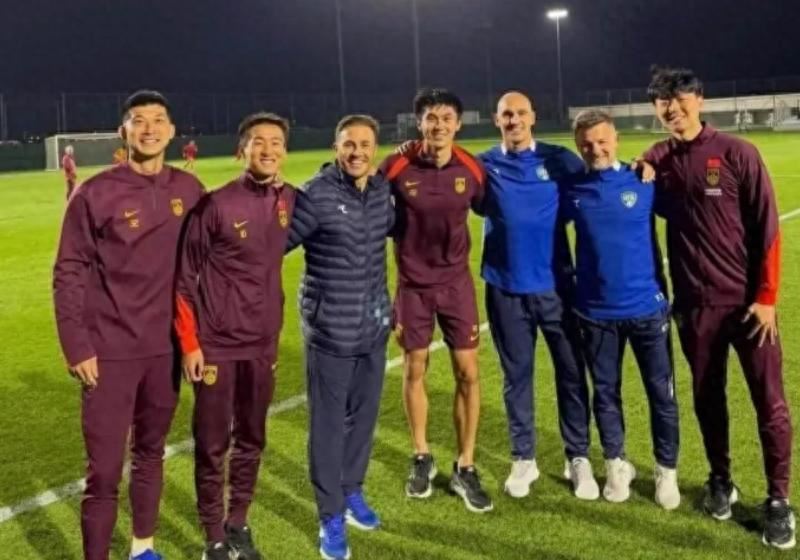  泪目！恒大4国脚与卡纳瓦罗重逢+开心合影，韦世豪搂着恩师笑开花