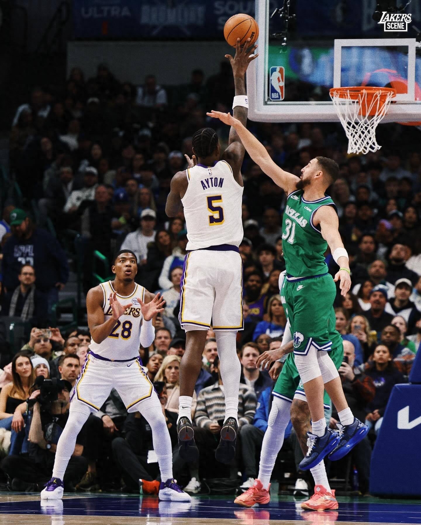  近3战26中8！詹姆斯和东契奇都无法激活艾顿，湖人真要请保罗来？