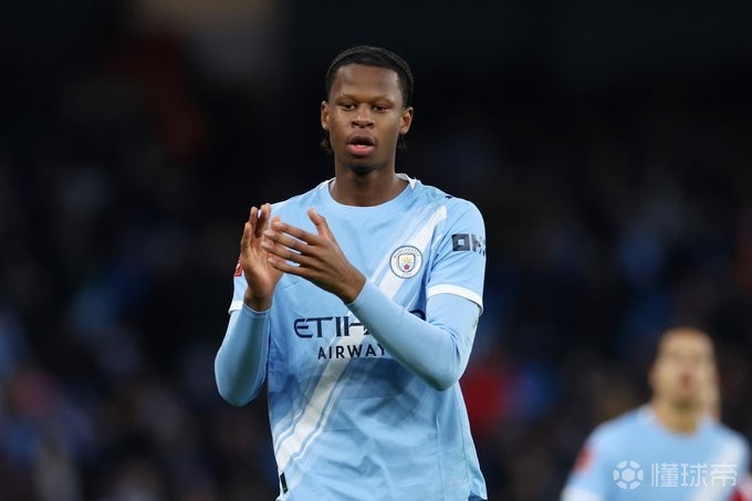  记者：谢周三希望租借小将姆富尼，曼城对此持开放态度