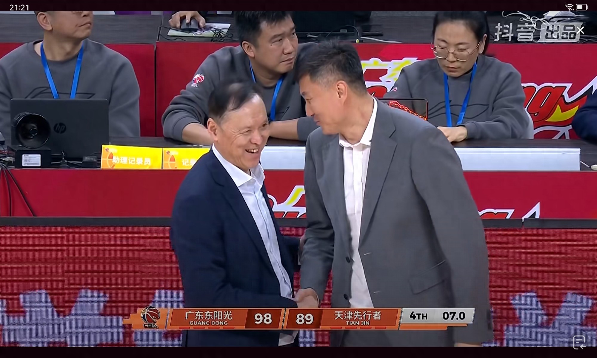  张德贵输球都笑，胡明轩末节接管比赛，被詹姆斯空中拉风都不畏惧