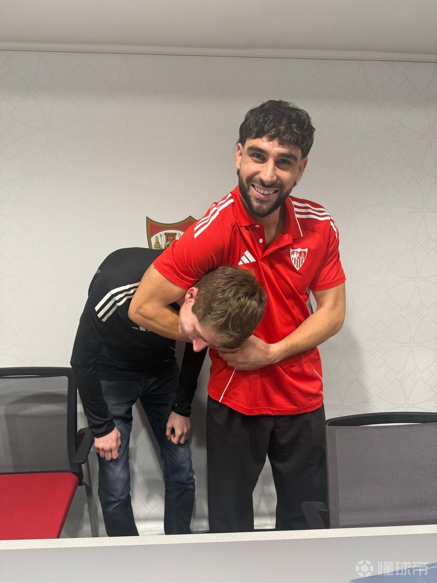  为旧梗“寻人”，塞维新援莫派晒照回应曾嘲讽他进球少的小编