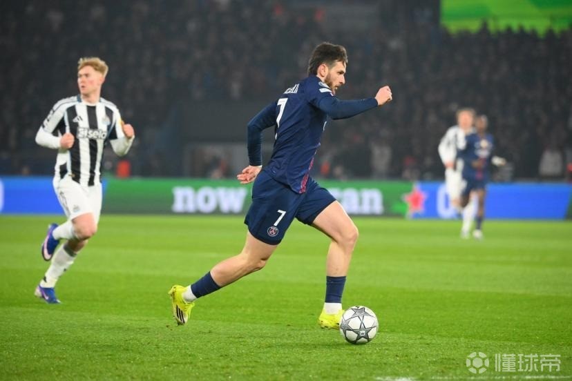  队报：巴黎前锋克瓦拉茨赫利亚脚踝扭伤，预计将缺阵两周