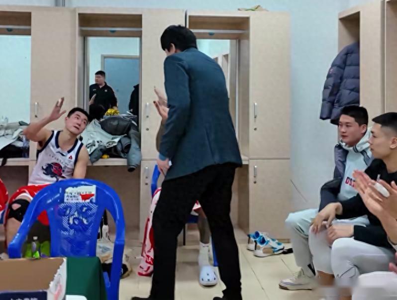 胜辽宁更衣室！邱彪与全队击掌庆祝，讲话重提心态与拼，氛围极佳
