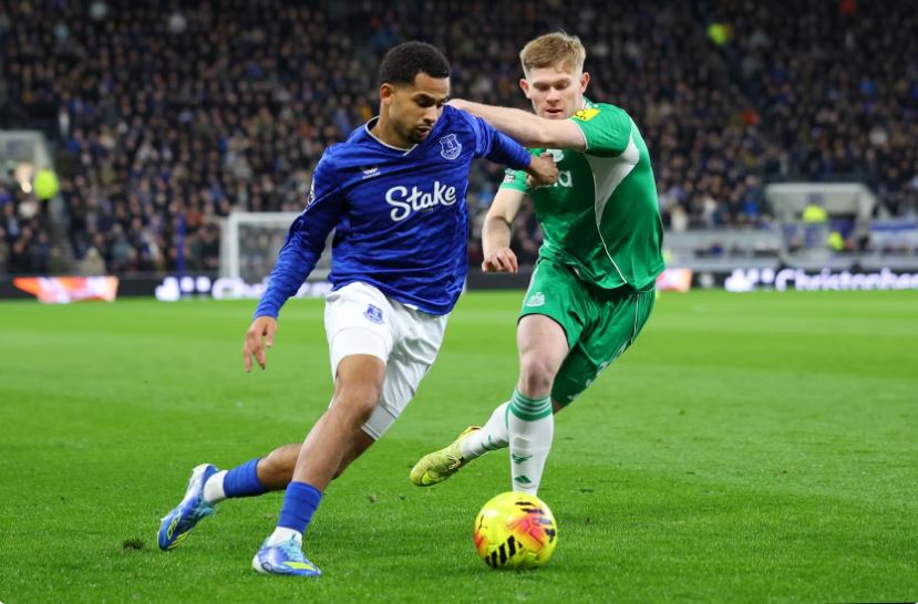  曼联考察埃弗顿前锋恩迪亚耶，“英超经验”成重要考量