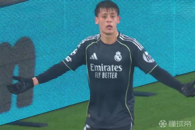 马卡:居莱尔被换下时非常愤怒,他向阿韦洛亚摊手表示不满