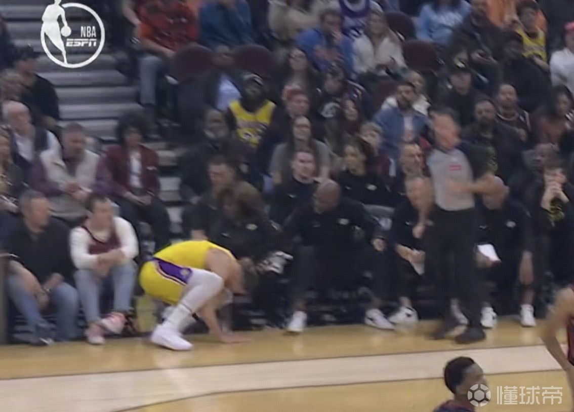 小心台阶!东契奇投篮后踩到地板边缘直接踩空崴脚