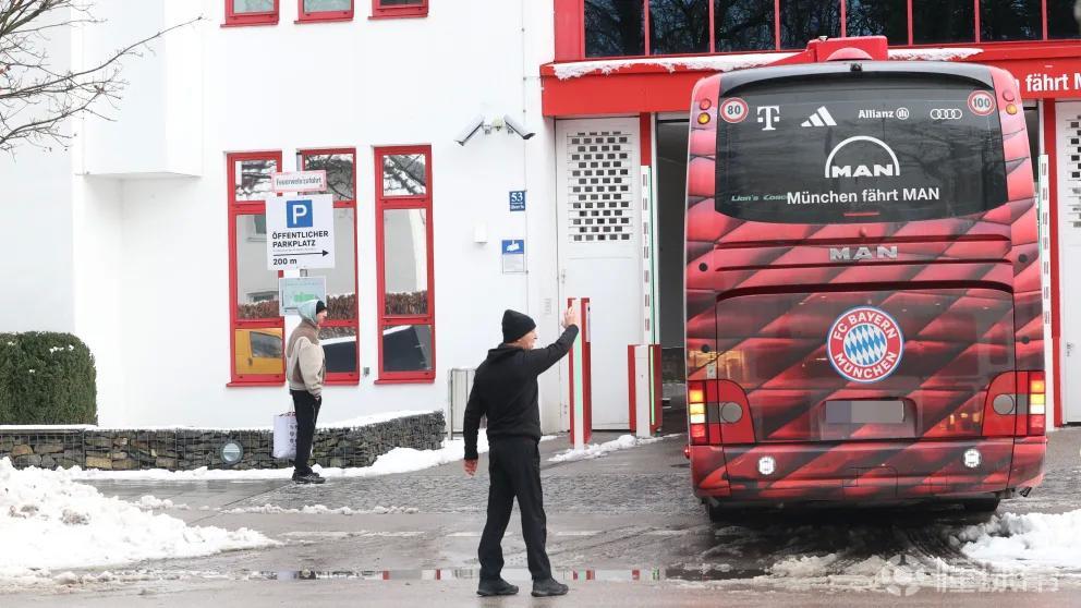 小意外，拜仁大巴在返回训练基地时与一辆路边奔驰车发生剐蹭