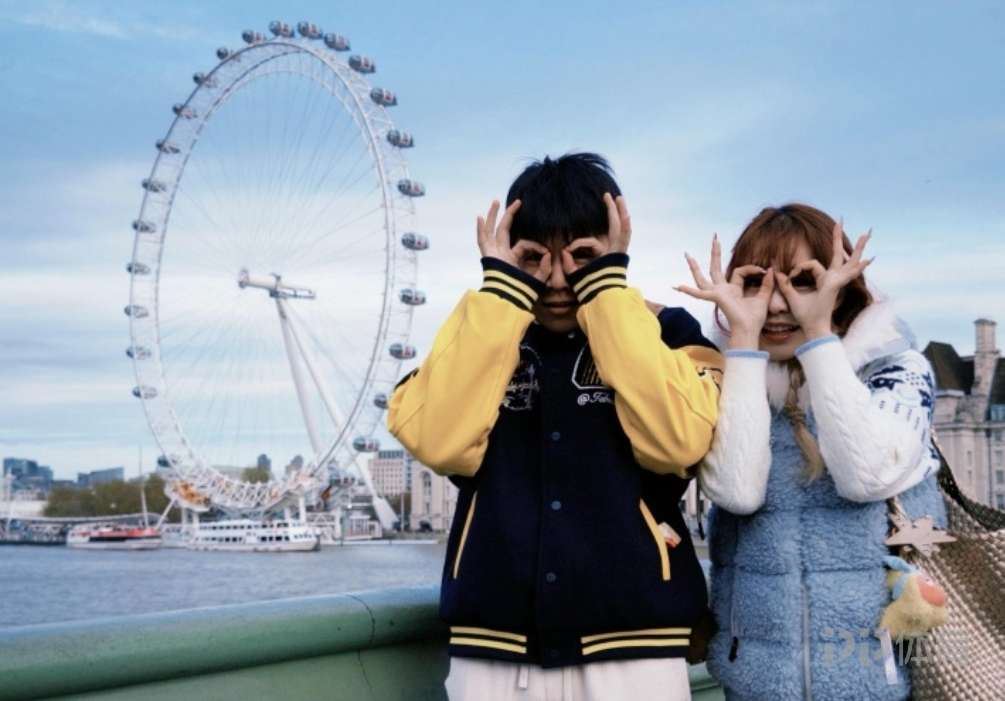 徐彬与女友打卡伦敦眼并合照 女友：你就好好踢球其他有我