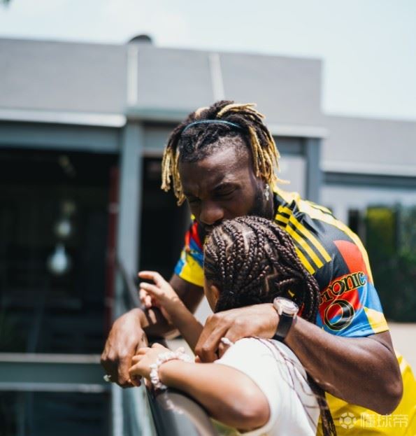 孩子在墨西哥遭遇种族歧视，圣马克西曼愤怒发文谴责