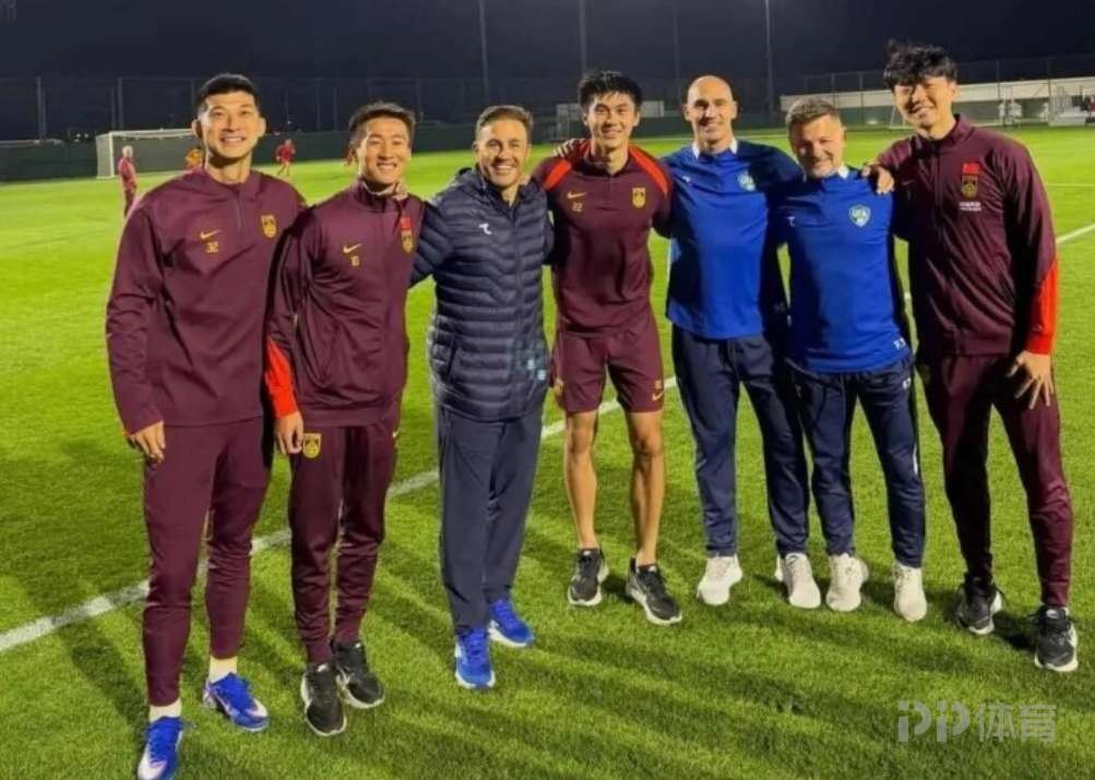国足对阵乌兹别克斯坦赛后 前广州球员与卡纳瓦罗合影