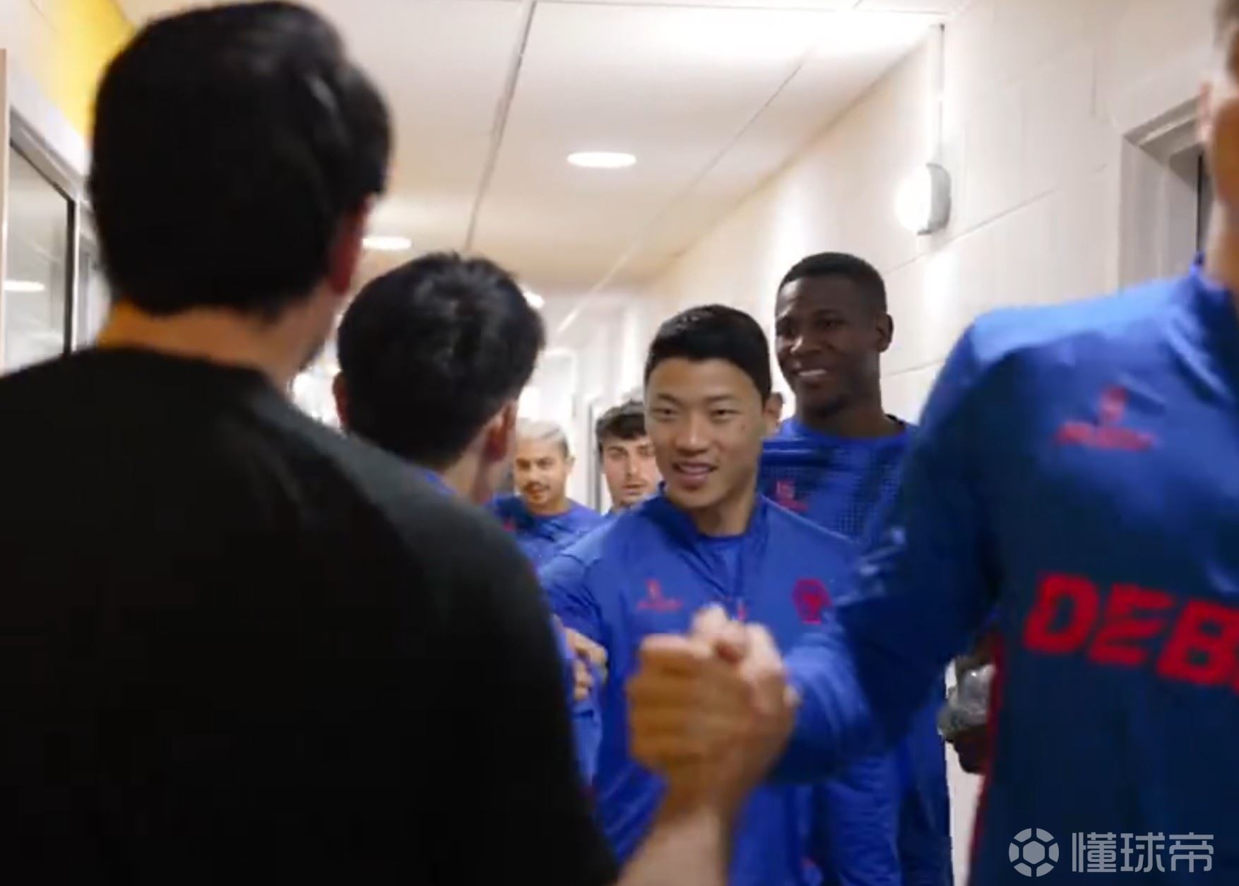 狼队发布花絮预热徐彬加盟采访，画面中徐彬与黄喜灿友好击掌