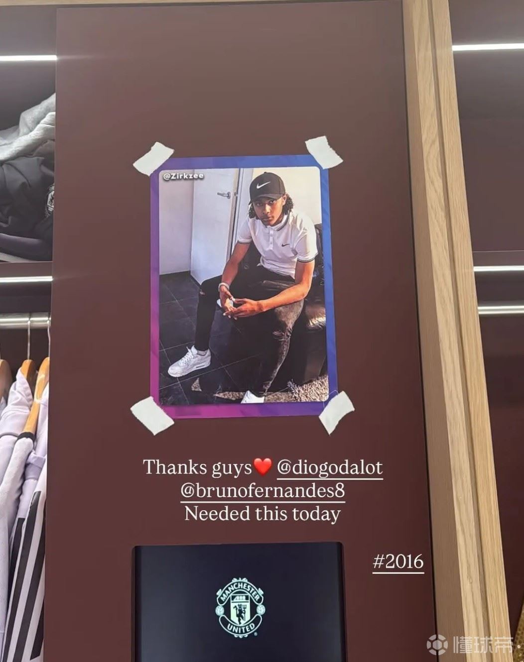恶作剧，曼联队友把齐尔克泽的十年前的旧照片贴在更衣室里