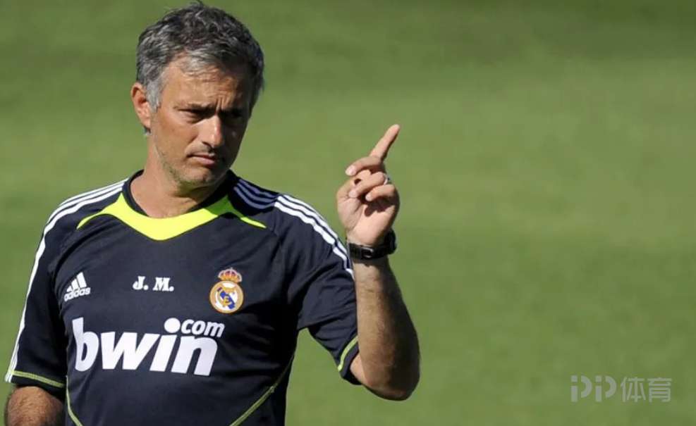 塞尔记者:穆帅曾把我关进房间向我施压 想揪出更衣室内鬼