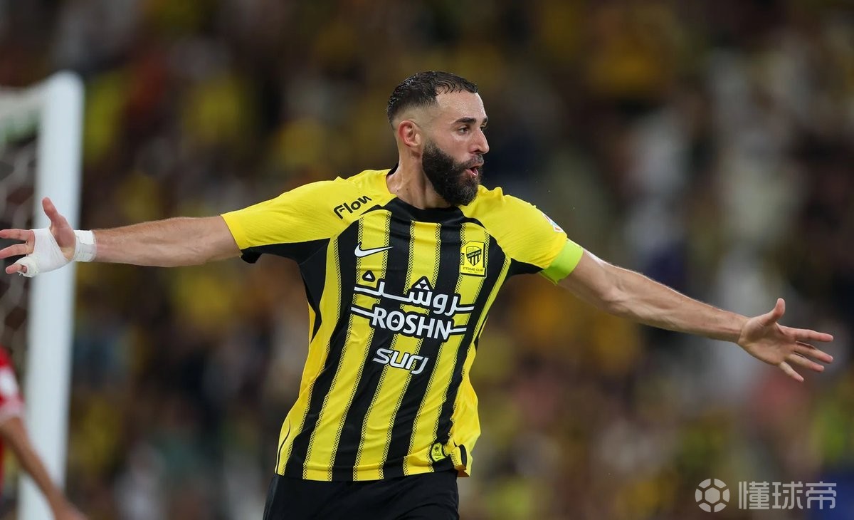  记者：续约谈判陷入停滞，本泽马再次要求退出比赛大名单